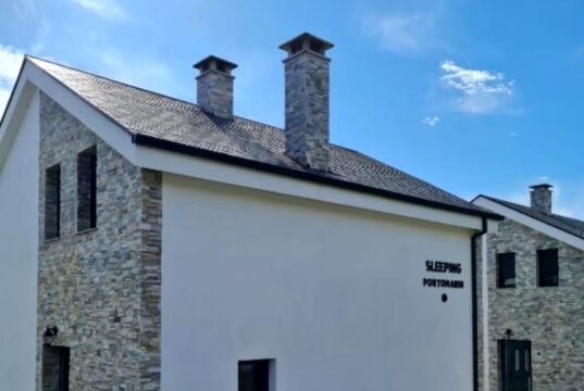 Sleeping Portomarín 1: alojamiento en el Camino de Santiago Francés