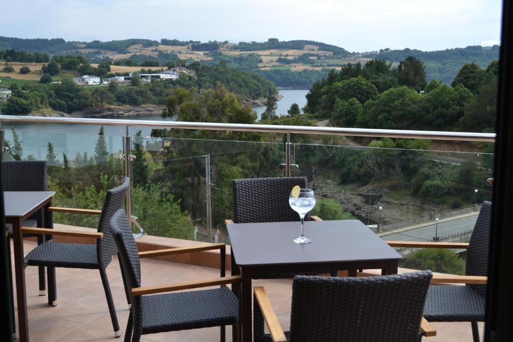 Vistas al embalse de Belasar desde la terraza del hotel