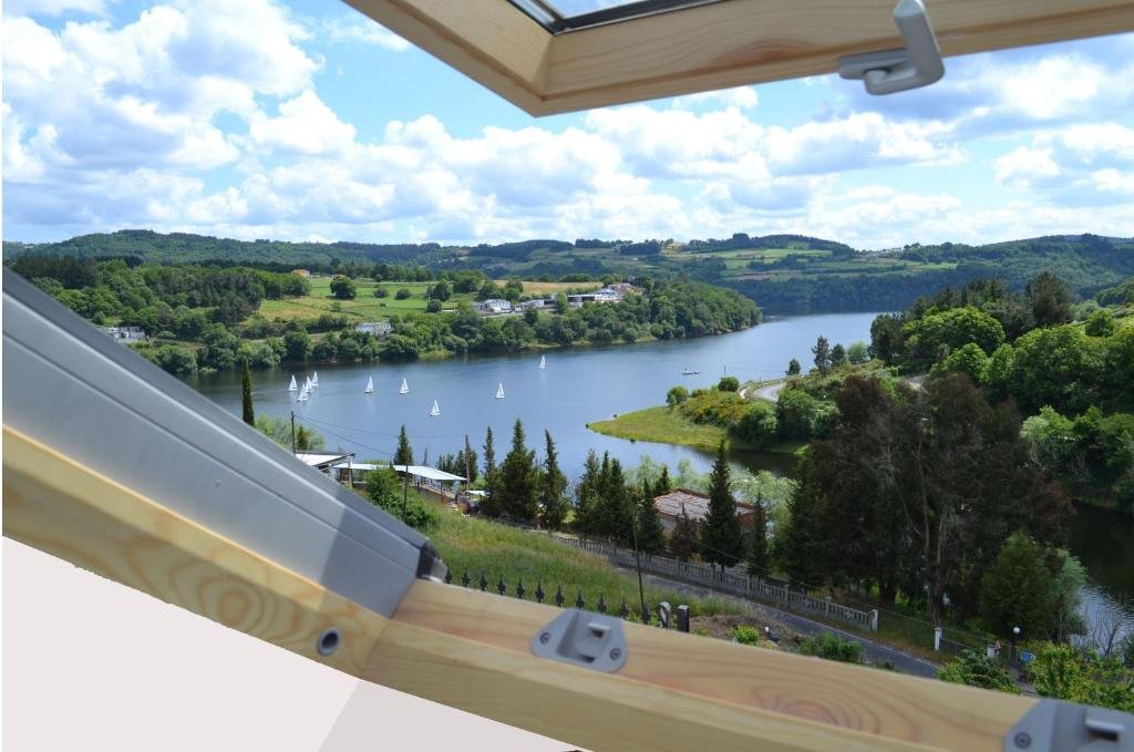 Vistas al embalse de Belasar desde las habitaciones del Hotel Ferramenteiro Portomarín