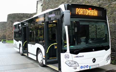 "Un móvil mostrando la pregunta de cómo llegar de Santiago a Portomarín en 2026".