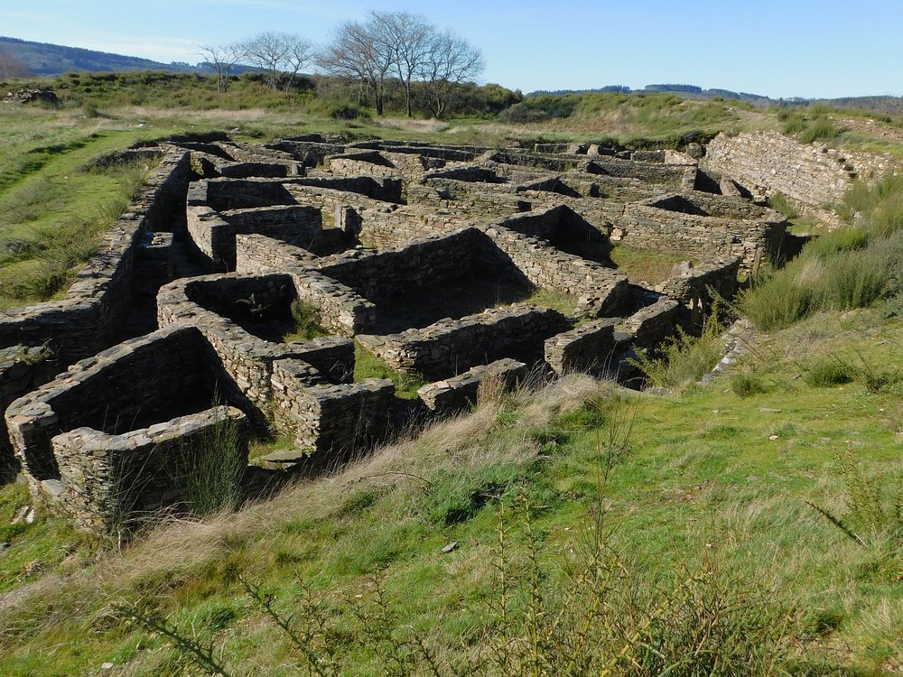 Vistas del yacimiento de Castromaior cerca de Portomarín, parada ideal de turismo cultural y arqueológico en el Camino de Santiago.