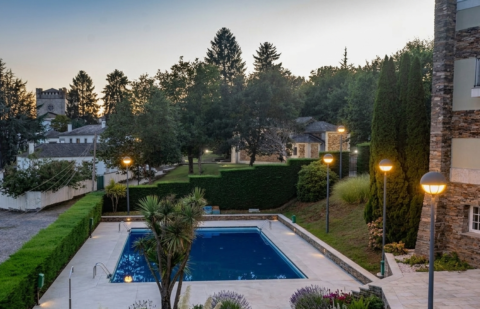 Piscina del Hotel Pousada de Portomarín ideal para el relax y bienestar de los viajeros en 2026.