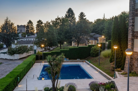 Piscina hotel puosada de portomarin.jpg