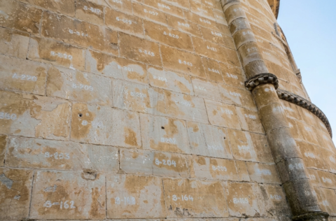 piedras-numeradas-iglesia-de-Portomarín