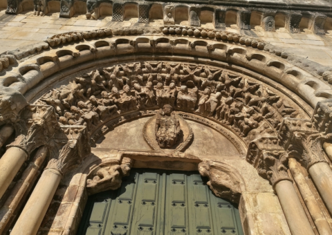 portada-iglesia-de-portomarín